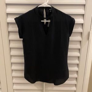 Express tunic with cut out V